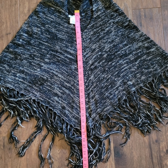 Willow and Clay hooded poncho - Picture 4 of 4